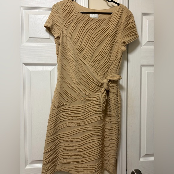 Donna Morgan Dresses & Skirts - Casual Classic Tan Dress with tie for slimming